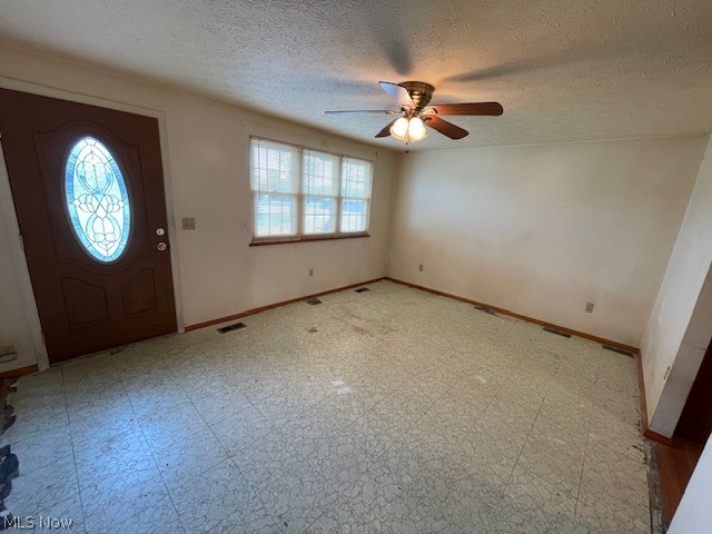 4036 North Leavitt Road Lorain, OH 44053 - Photo 2 of 18 Living Room