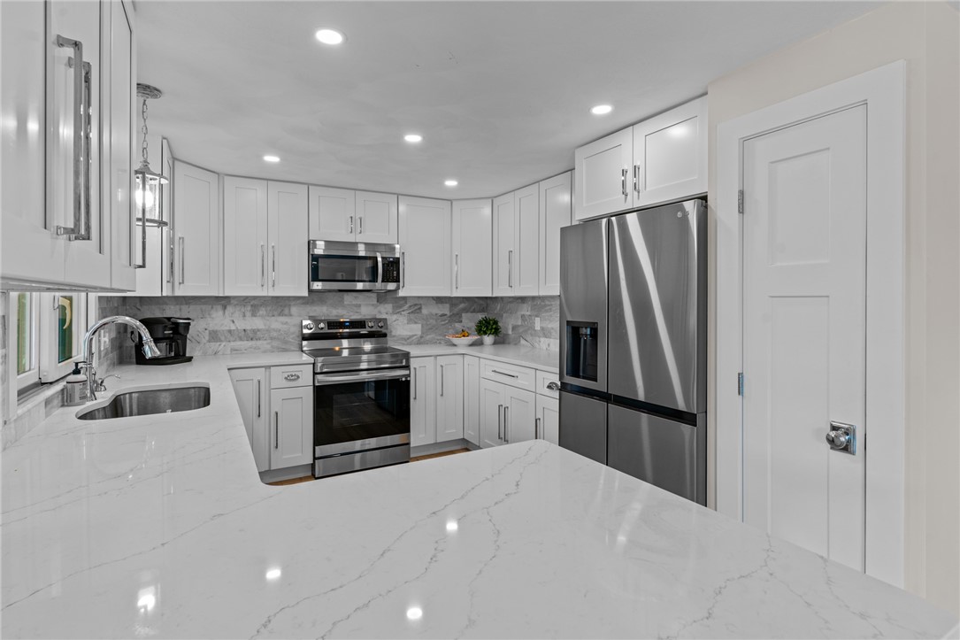 8 Woodsia Road Narragansett, RI 02874 - Photo 3 of 49