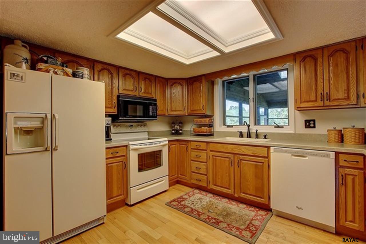 113 South Schoolhouse Road Thomasville, PA 17364 - Photo 4 of 29