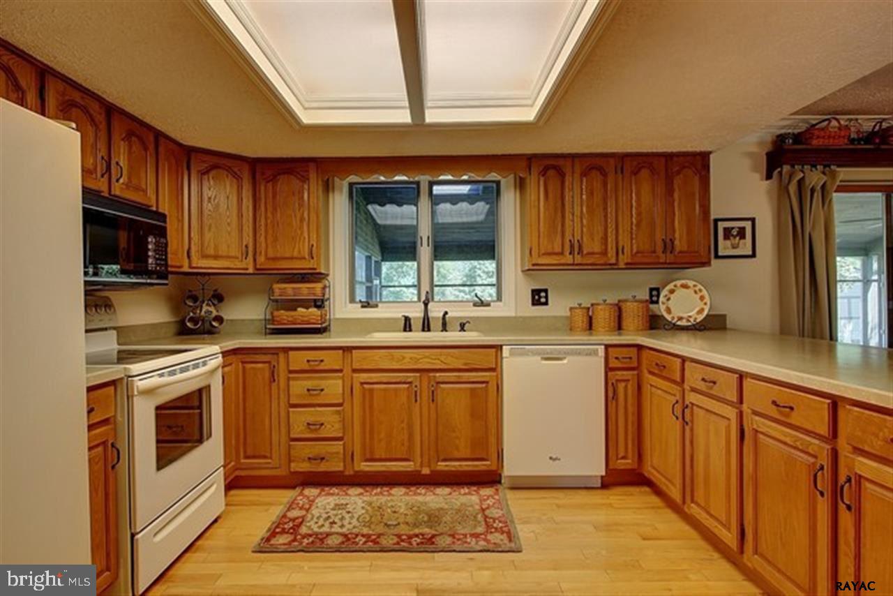 113 South Schoolhouse Road Thomasville, PA 17364 - Photo 5 of 29