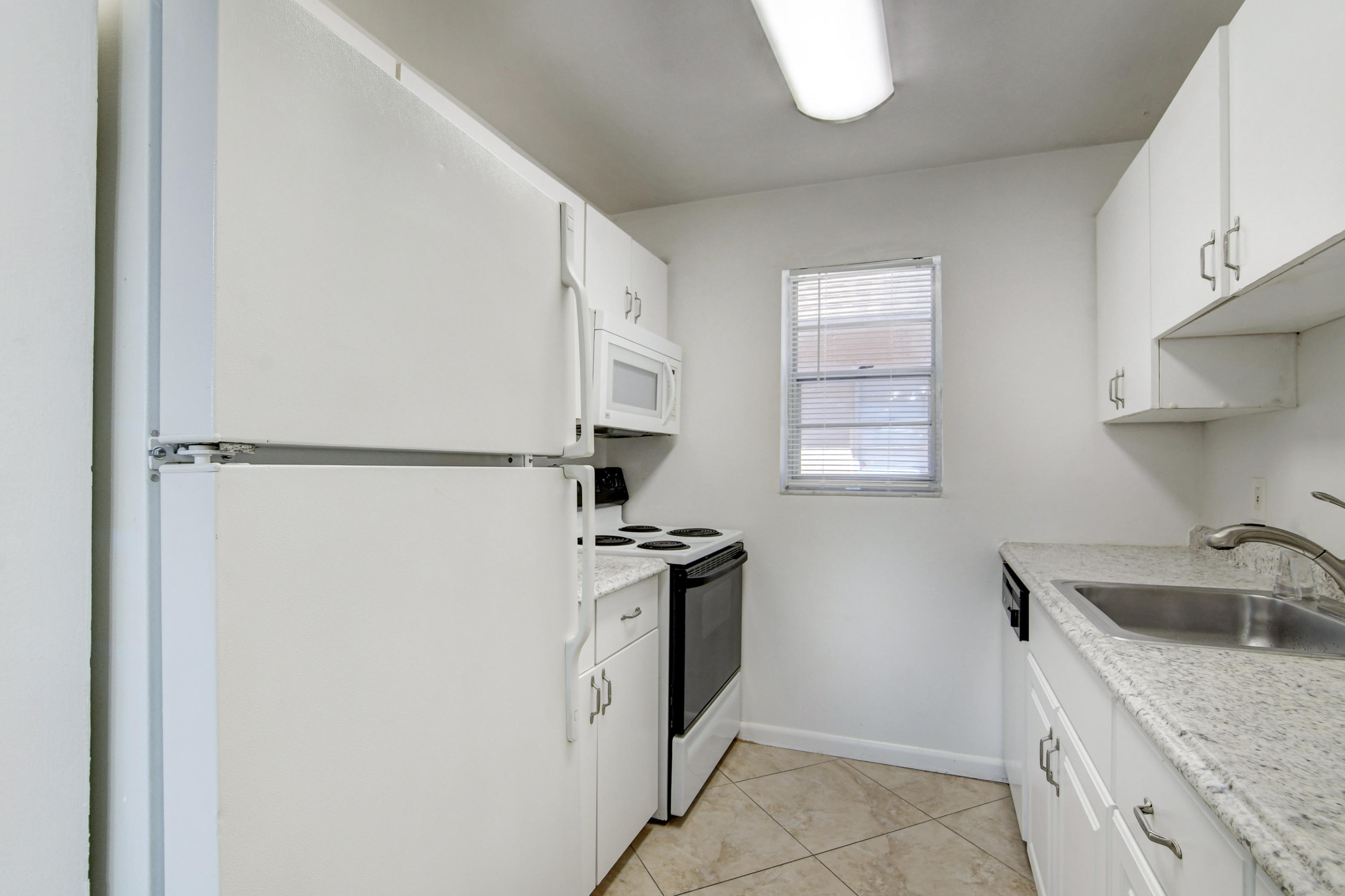 600 Southwest 2nd Avenue, Unit 240 Boca Raton, FL 33432 - Photo 2 of 42 Bright Kitchen