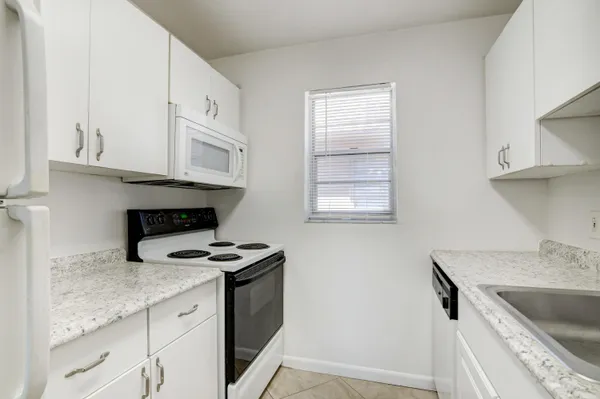 $2,300 | 600 Southwest 2nd Avenue, Unit 240, Boca Raton, FL 33432