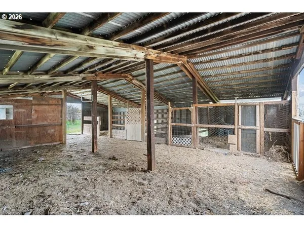 a view of yard with green space