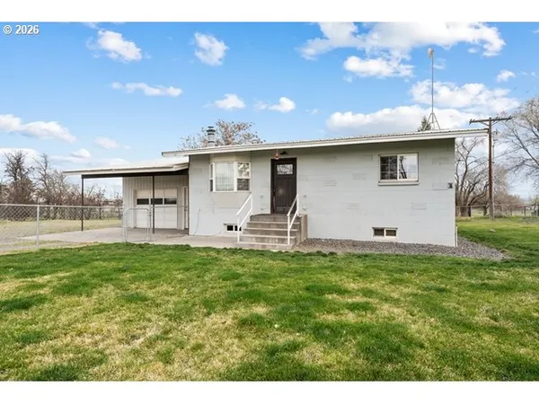 a view of a yard with a house