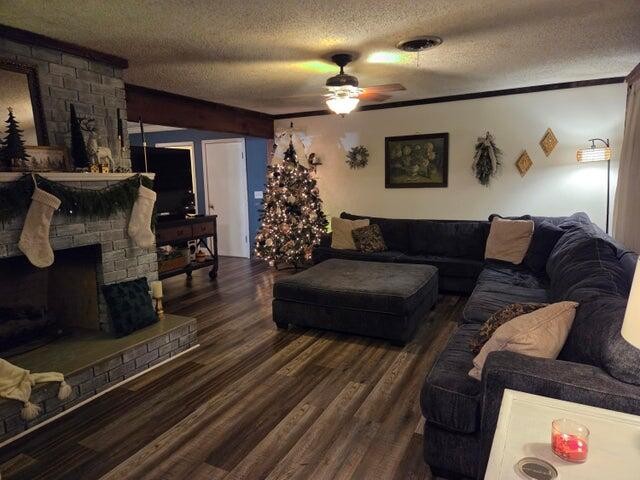 2596 Keith Valley Road Southeast Cleveland, TN 37323 - Photo 5 of 24 a living room with furniture and a couch