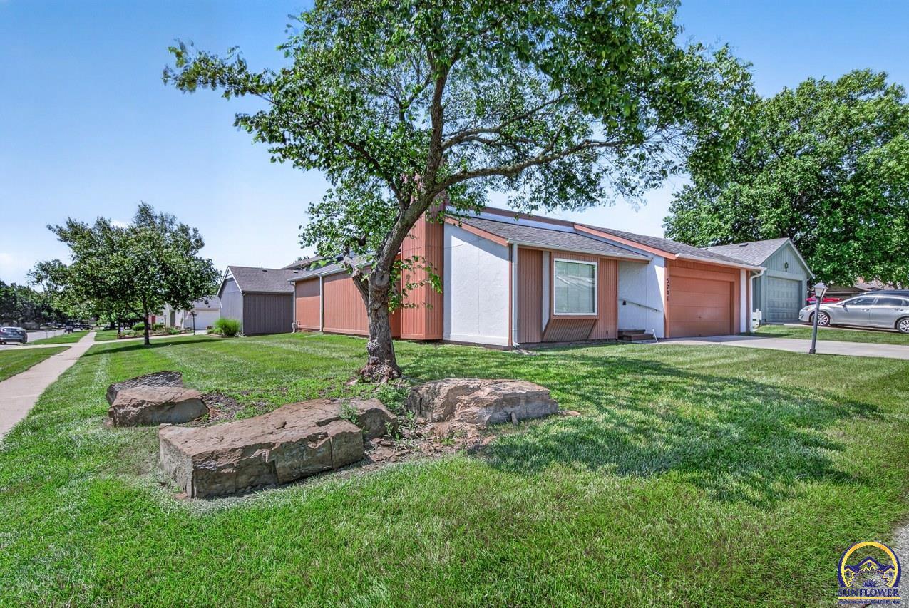 5701 Southwest Arrowhead Court Topeka, KS 66614 - Photo 2 of 36