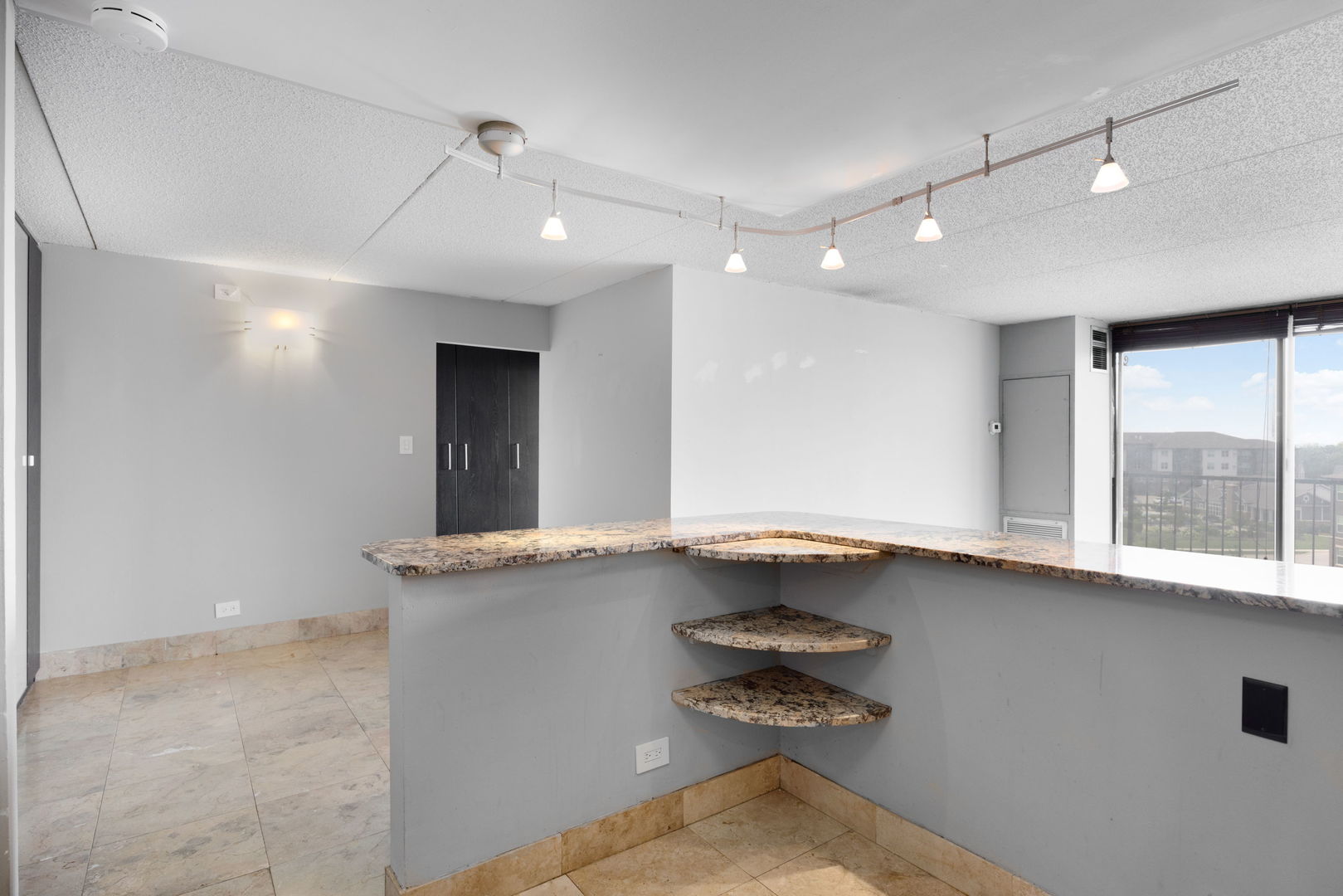 2015 South Finley Road, Unit 908 Lombard, IL 60148 - Photo 8 of 17 Gallery Image 8