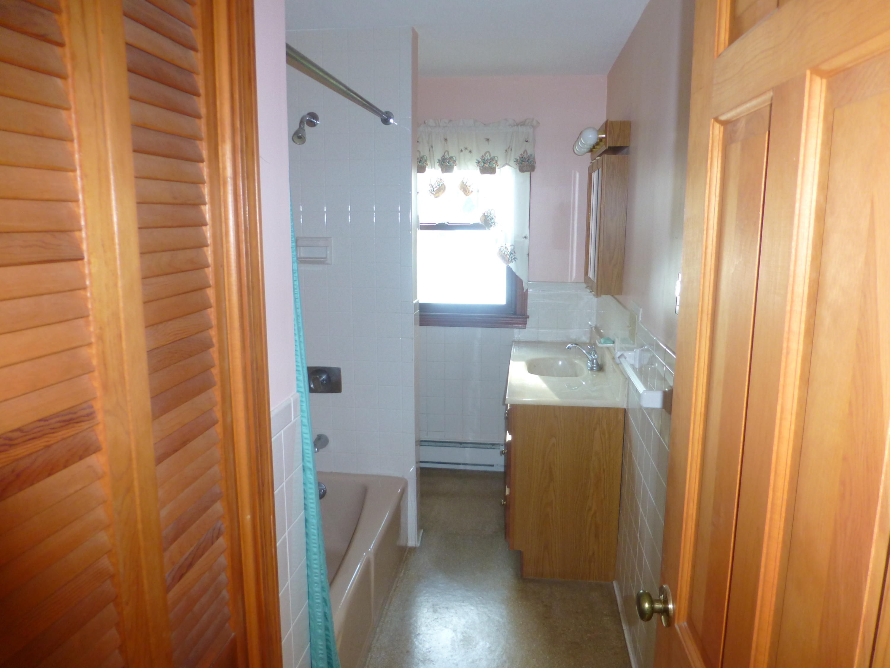 455 Huckins Neck Road Centerville, MA 02632 - Photo 20 of 32 a bathroom with a sink and mirror with bathtub
