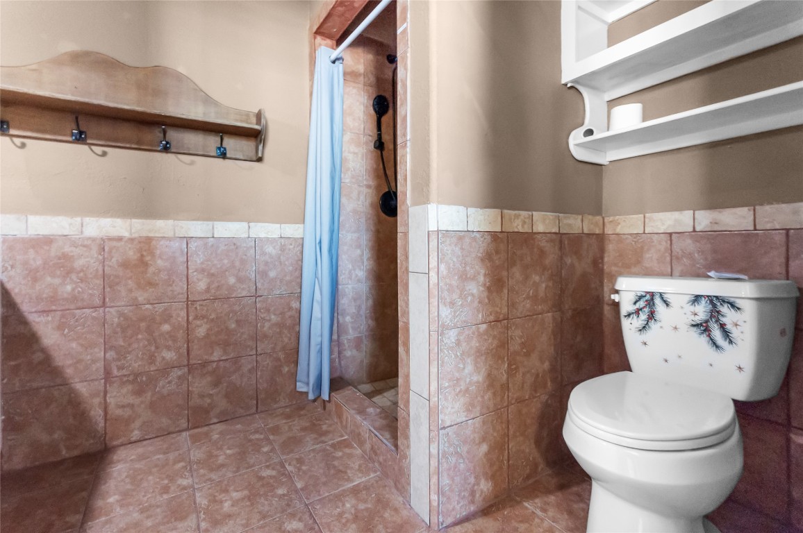 6588 Starks Road Mason, TX 76856 - Photo 32 of 40 a bathroom with a toilet and a shower