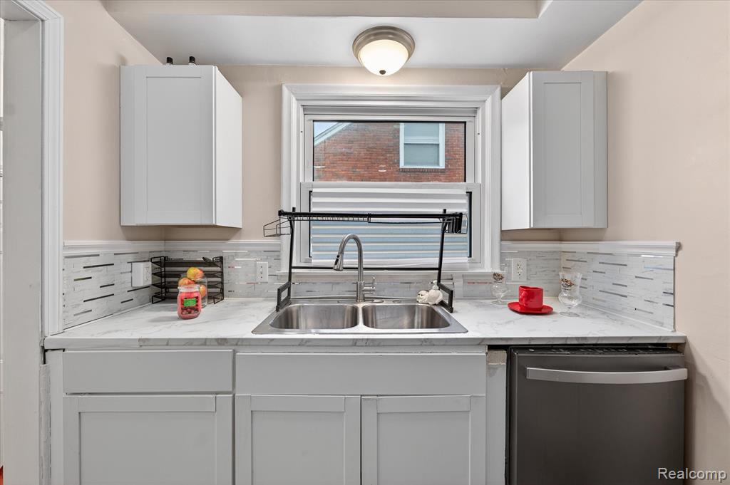 21211 Newcastle Road Harper Woods, MI 48225 - Photo 15 of 39 Gallery Image 15