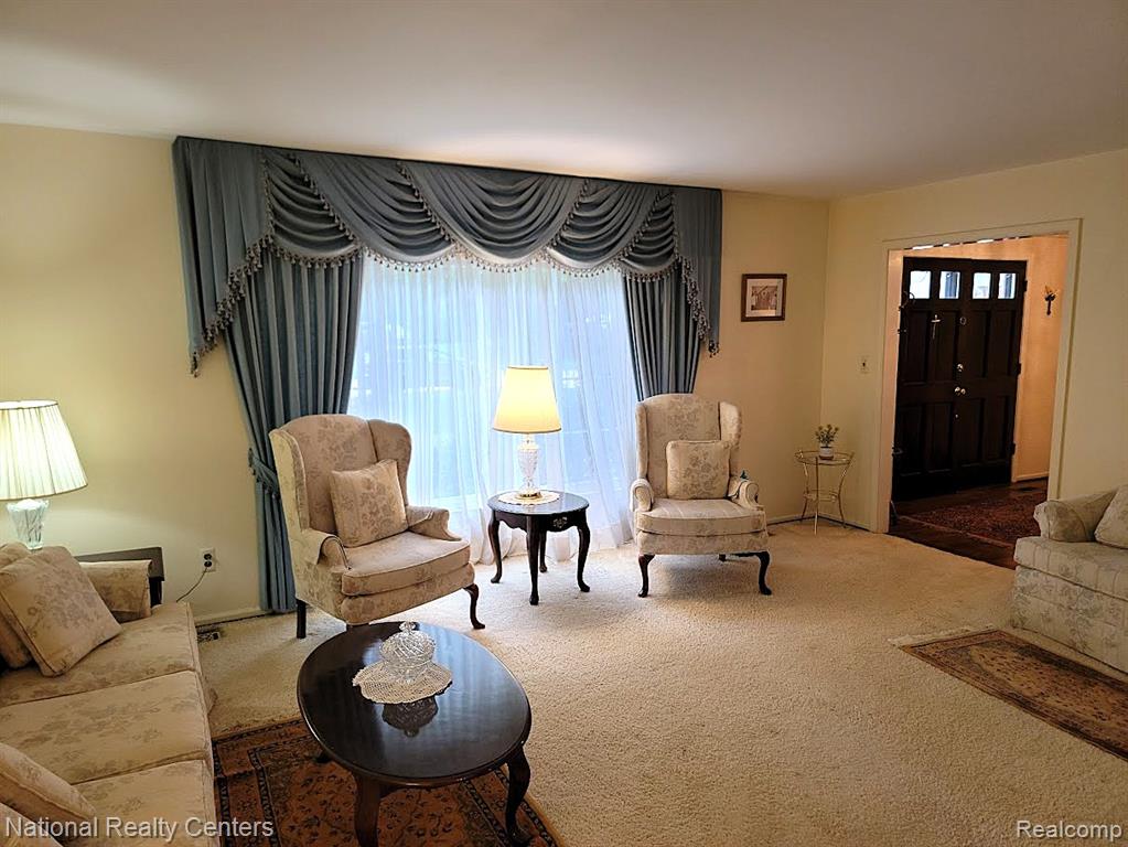 25630 Branchaster Road Farmington Hills, MI 48336 - Photo 7 of 48