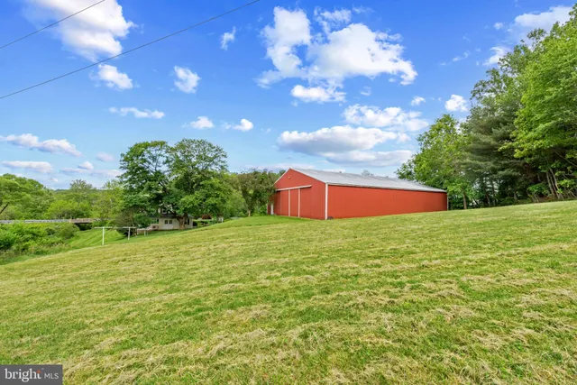a view of a house with backyard and trees