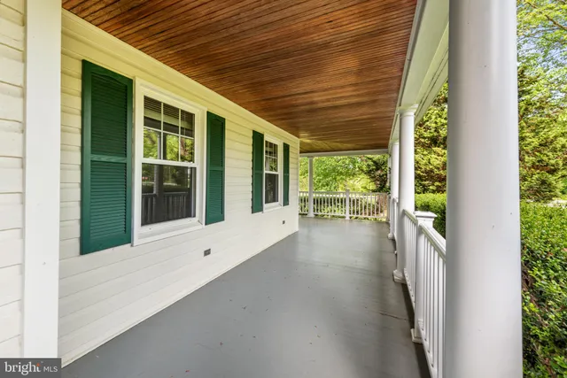 a view of an entryway of the house