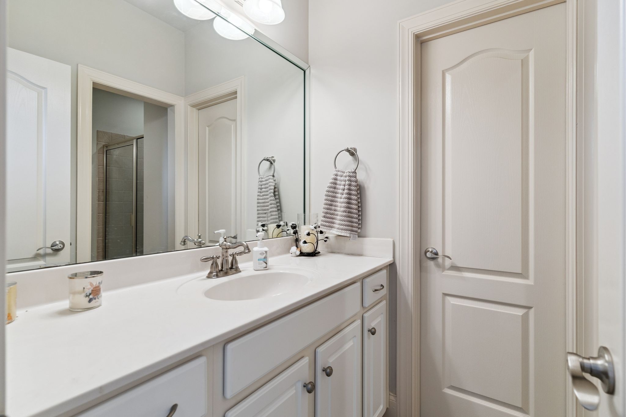 815 Stonebrook Drive Lebanon, TN 37087 - Photo 49 of 71 a bathroom with 2 sink and a mirror
