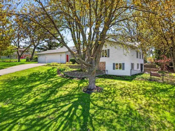$519,900 | 1305 Lake Shore Drive, Beaver Dam, WI 53916