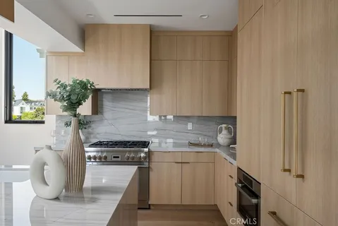 $2,995,000 | 518 Poinsettia Avenue, Unit B, Corona del Mar, CA 92625