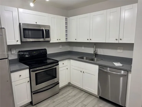 $2,800 | 721 North Pine Island Road, Unit 201, Plantation, FL 33324