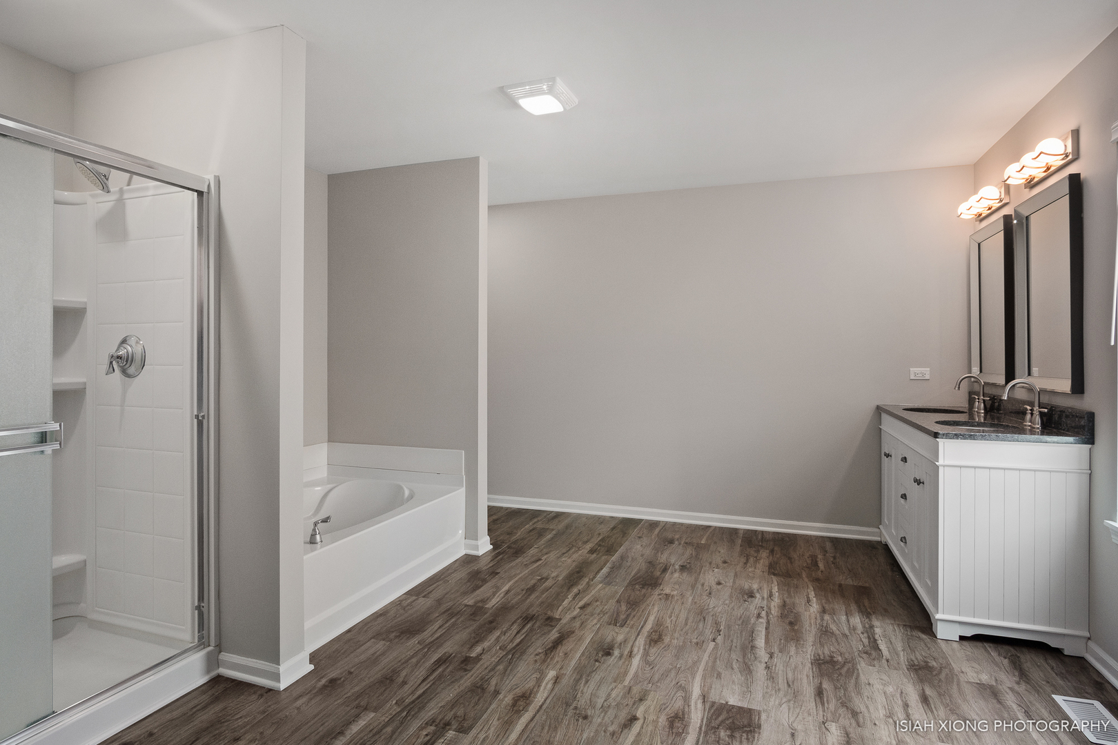 3255 Marbill Farm Road Montgomery, IL 60538 - Photo 11 of 22 a bathroom with a bathtub and a sink