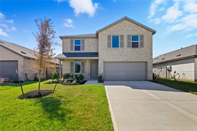 a view of a house with backyard