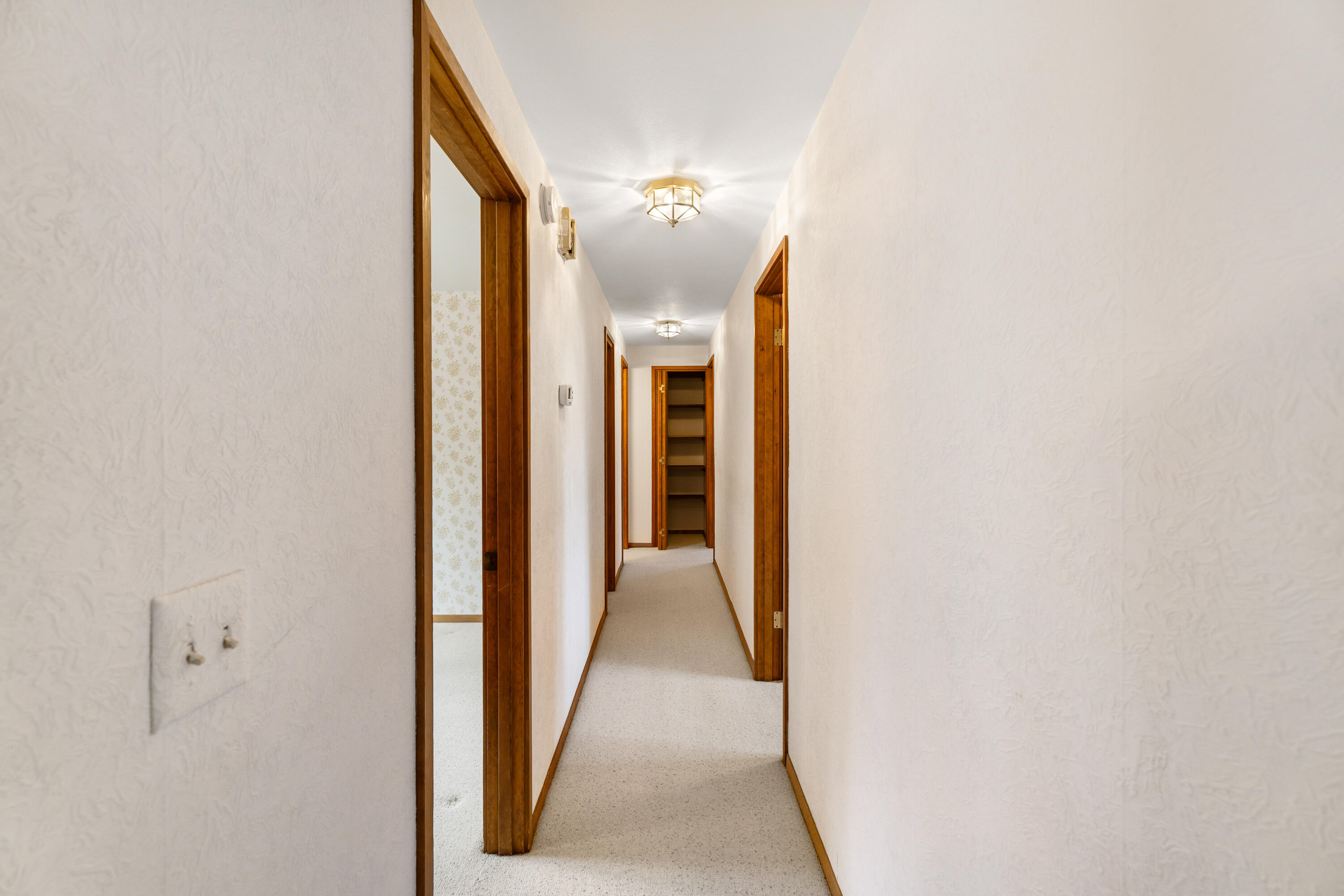 1670 Northwest Putnam Road Bend, OR 97703 - Photo 17 of 40 31-Hallway