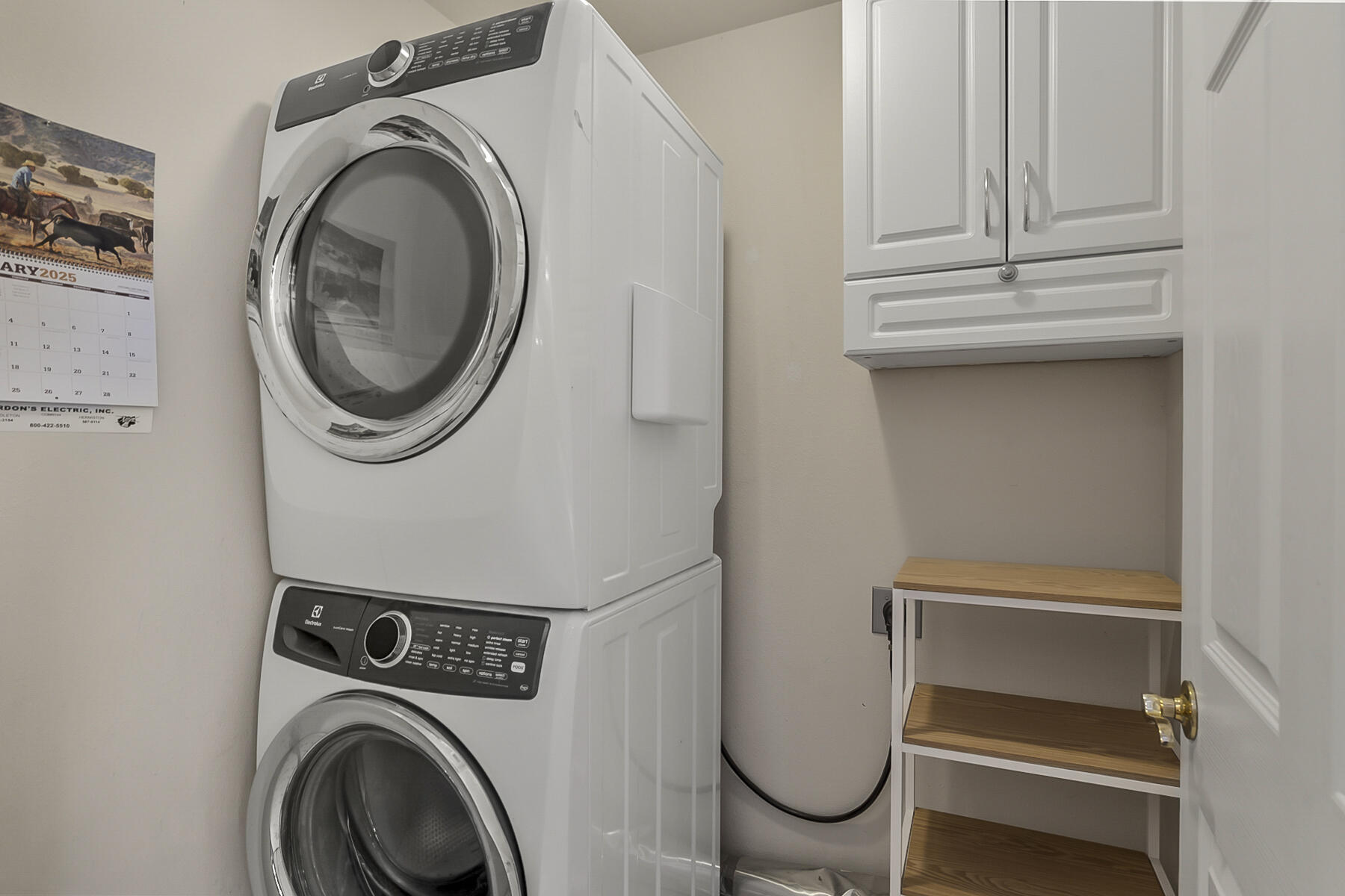 21224 Keyte Road Bend, OR 97701 - Photo 19 of 40 Laundry Room