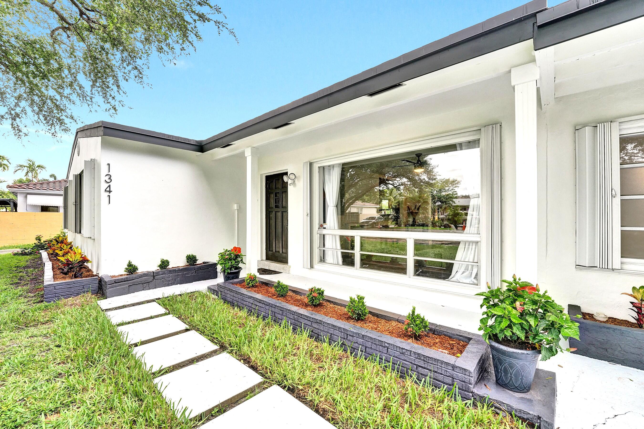 1341 North 30th Road Hollywood, FL 33021 - Photo 3 of 61 DSC08282