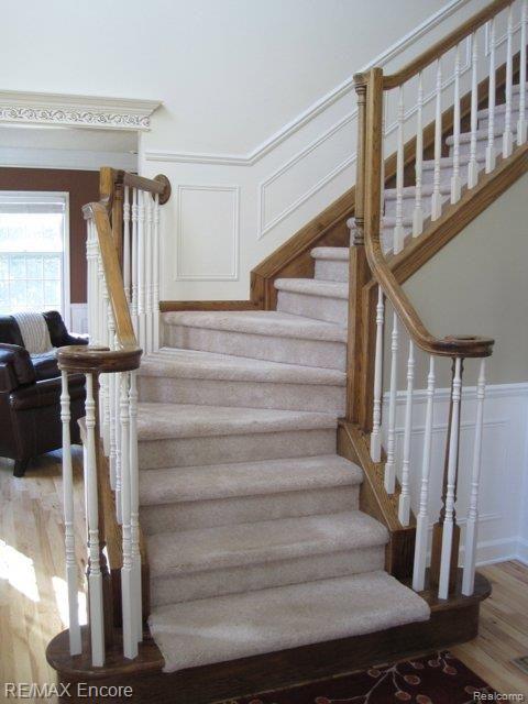 8635 Deerwood Road Clarkston, MI 48348 - Photo 55 of 58 Front Staircase Landing.jpg
