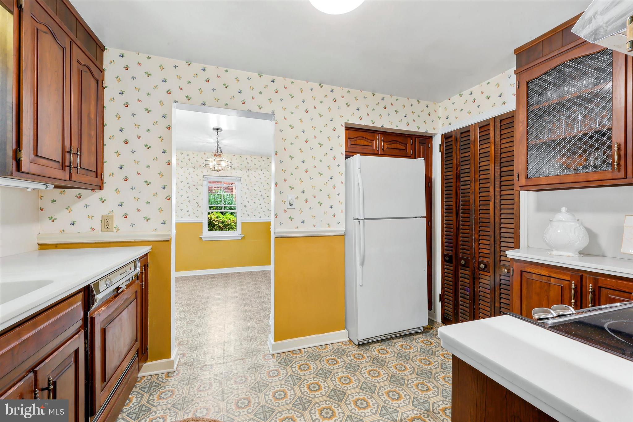 114 Rambling Way Springfield, PA 19064 - Photo 22 of 43 All wallpaper in kitchen/brkfst rm will be removed