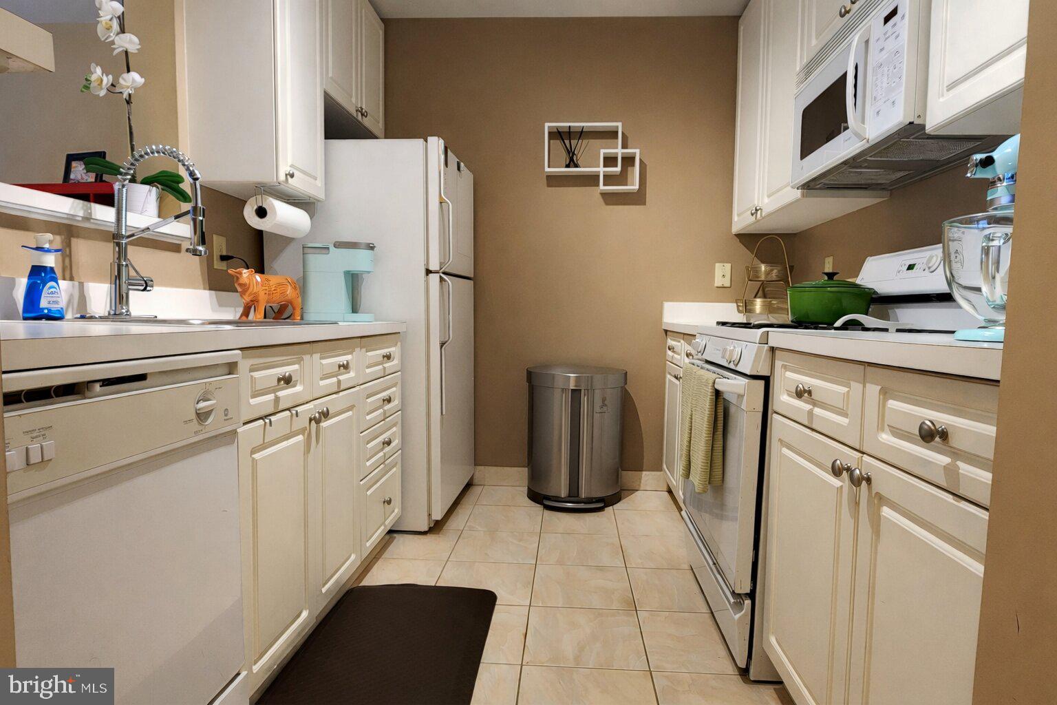 5563 Seminary Road, Unit 303 Falls Church, VA 22041 - Photo 2 of 10 Kitchen
