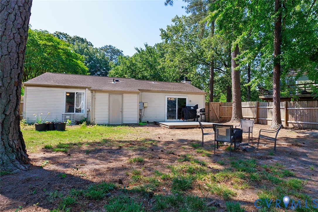 925 Fluvanna Road Newport News, VA 23601 - Photo 21 of 25 a view of a house with backyard and sitting area