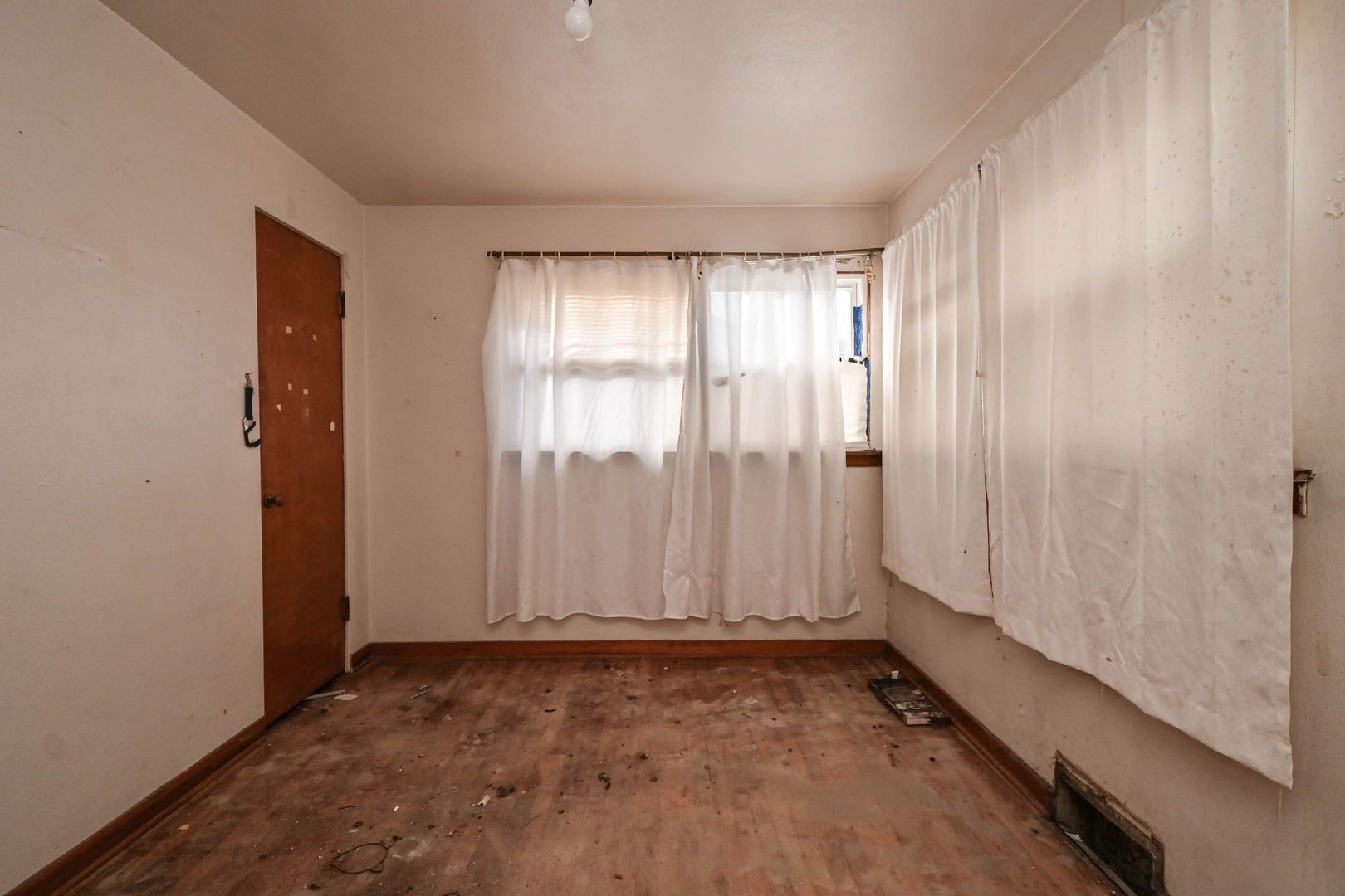 629 Fulton Avenue Waukegan, IL 60085 - Photo 11 of 25 an empty room with a window