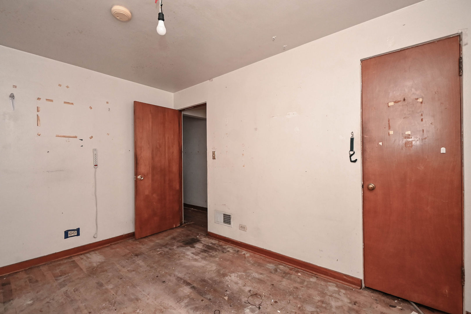 629 Fulton Avenue Waukegan, IL 60085 - Photo 12 of 25 an empty room with closet area