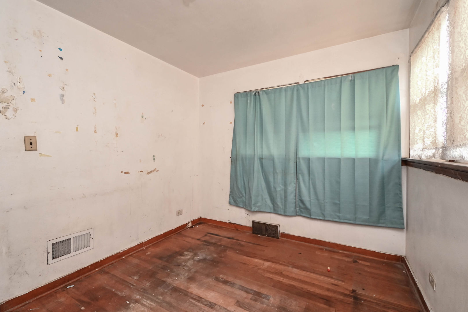 629 Fulton Avenue Waukegan, IL 60085 - Photo 7 of 25 a view of wooden floor and windows in a room