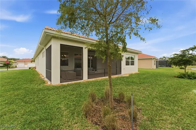 a view of a house with backyard and garden