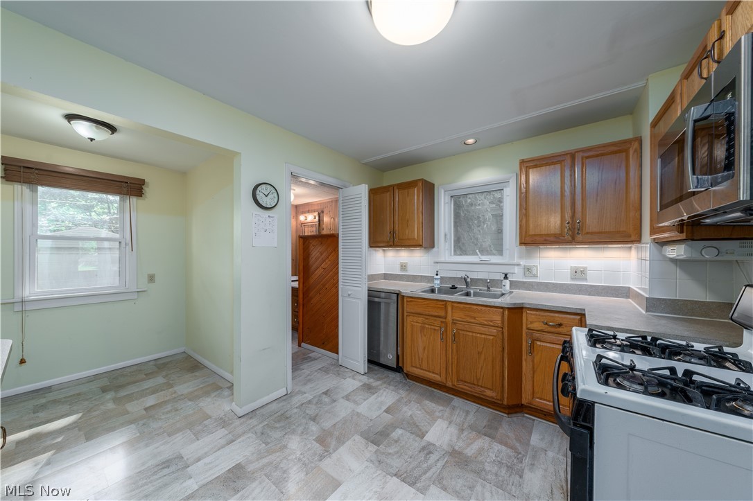 843 Beverly Road Cleveland Heights, OH 44121 - Photo 12 of 35