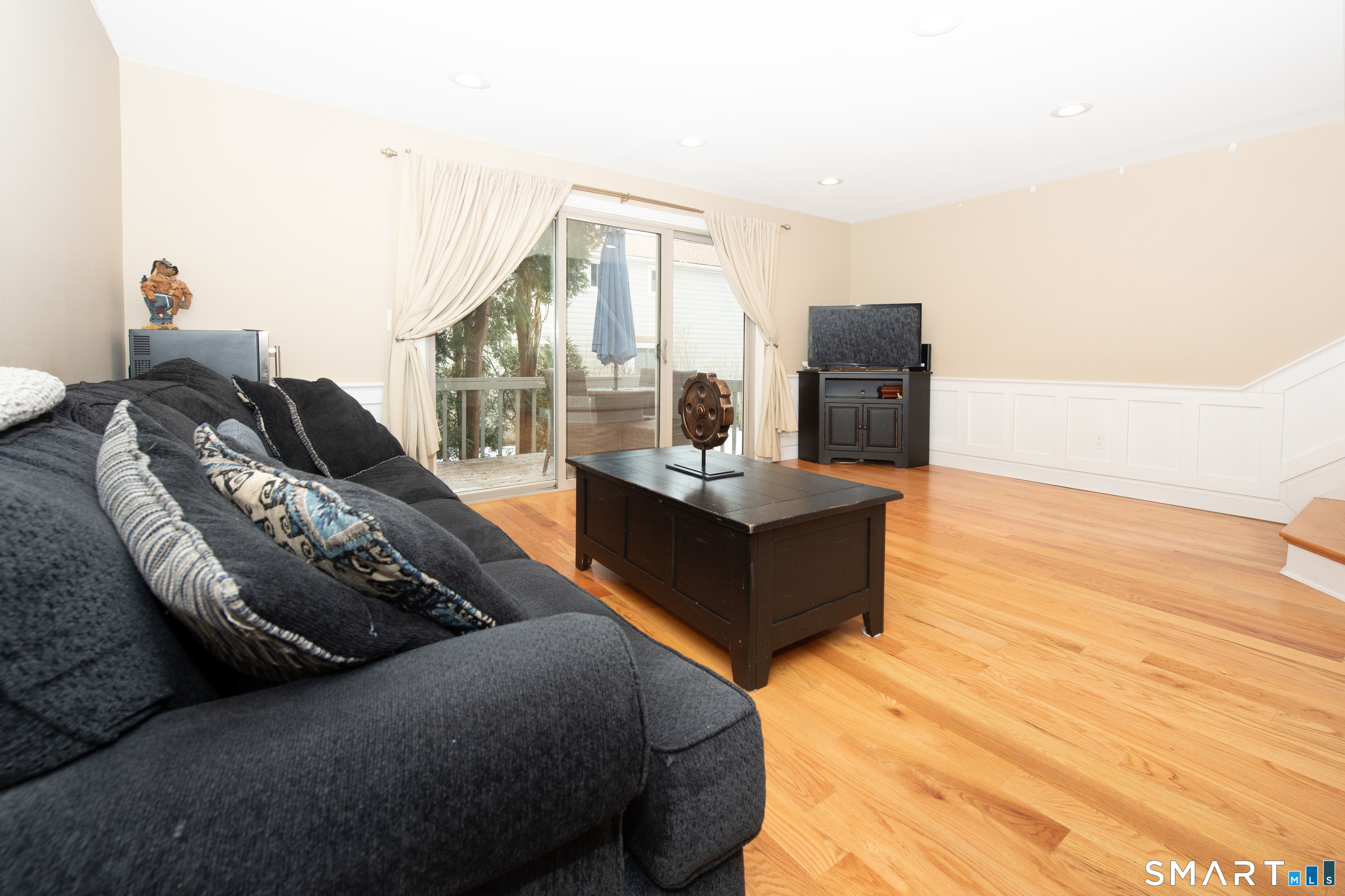 136 Turtle Run Drive, Unit A Stratford, CT 06614 - Photo 9 of 32 Living room
