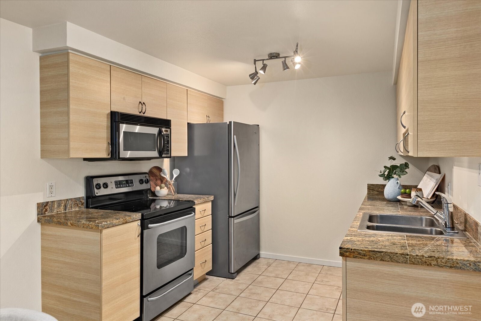 929 3rd Avenue, Unit F301 Kirkland, WA 98033 - Photo 7 of 28