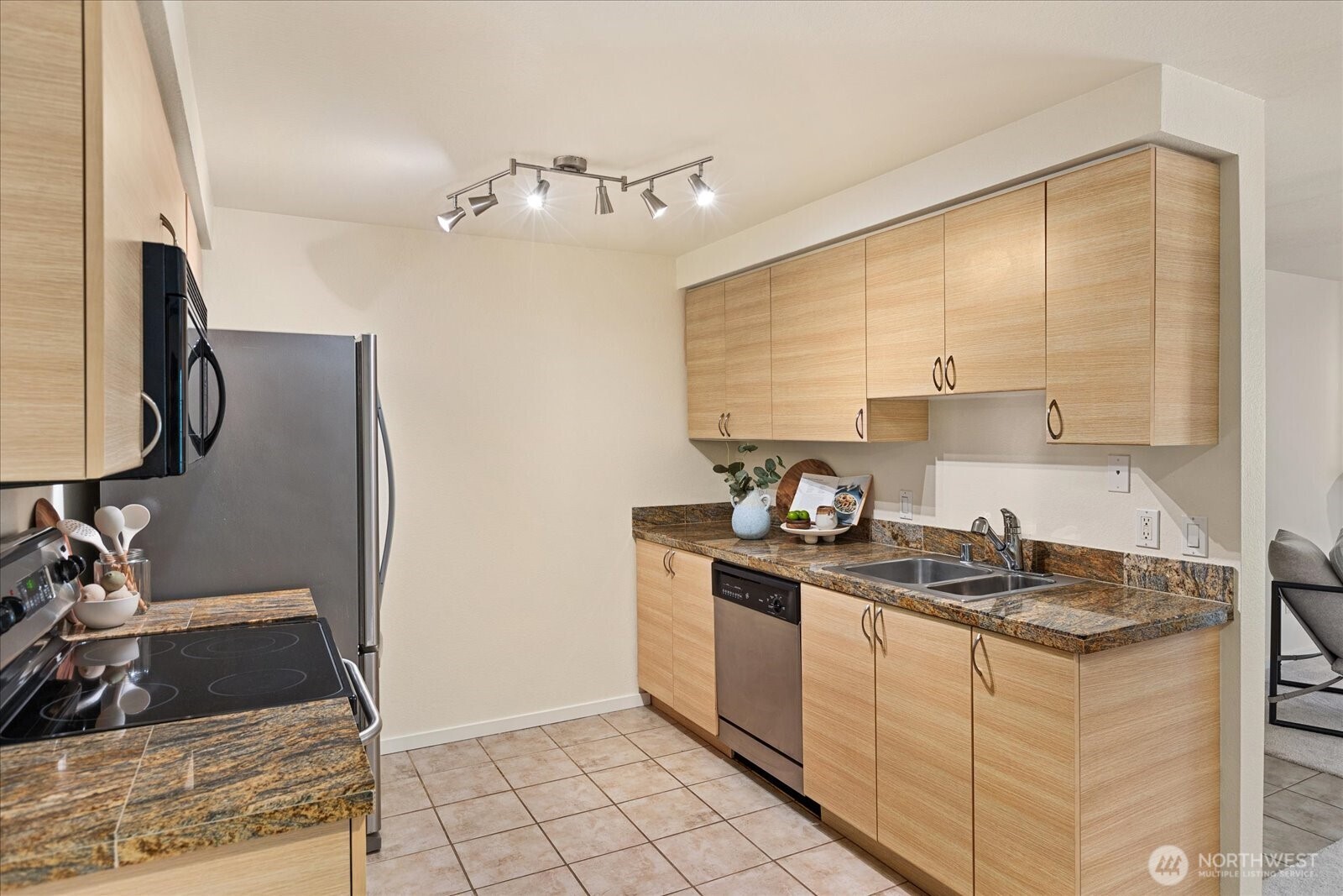 929 3rd Avenue, Unit F301 Kirkland, WA 98033 - Photo 8 of 28