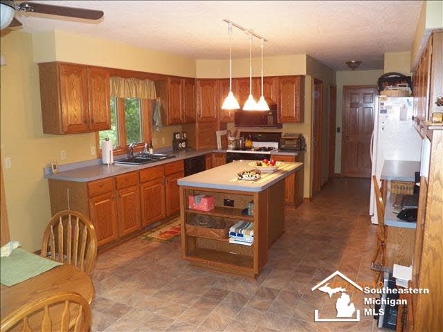 6774 Rutland Road Temperance, MI 48182 - Photo 5 of 12 20101548-4.JPG
