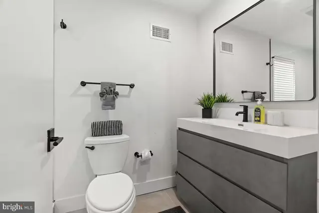 $1,000,000 | 1821 Christian Street, Philadelphia, PA 19146