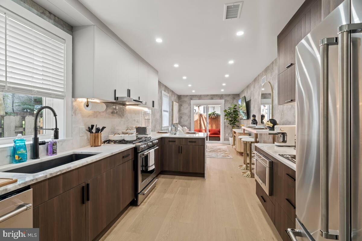 1821 Christian Street Philadelphia, PA 19146 - Photo 4 of 30