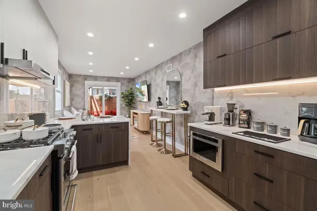 $1,000,000 | 1821 Christian Street, Philadelphia, PA 19146