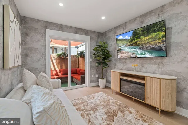 $1,000,000 | 1821 Christian Street, Philadelphia, PA 19146