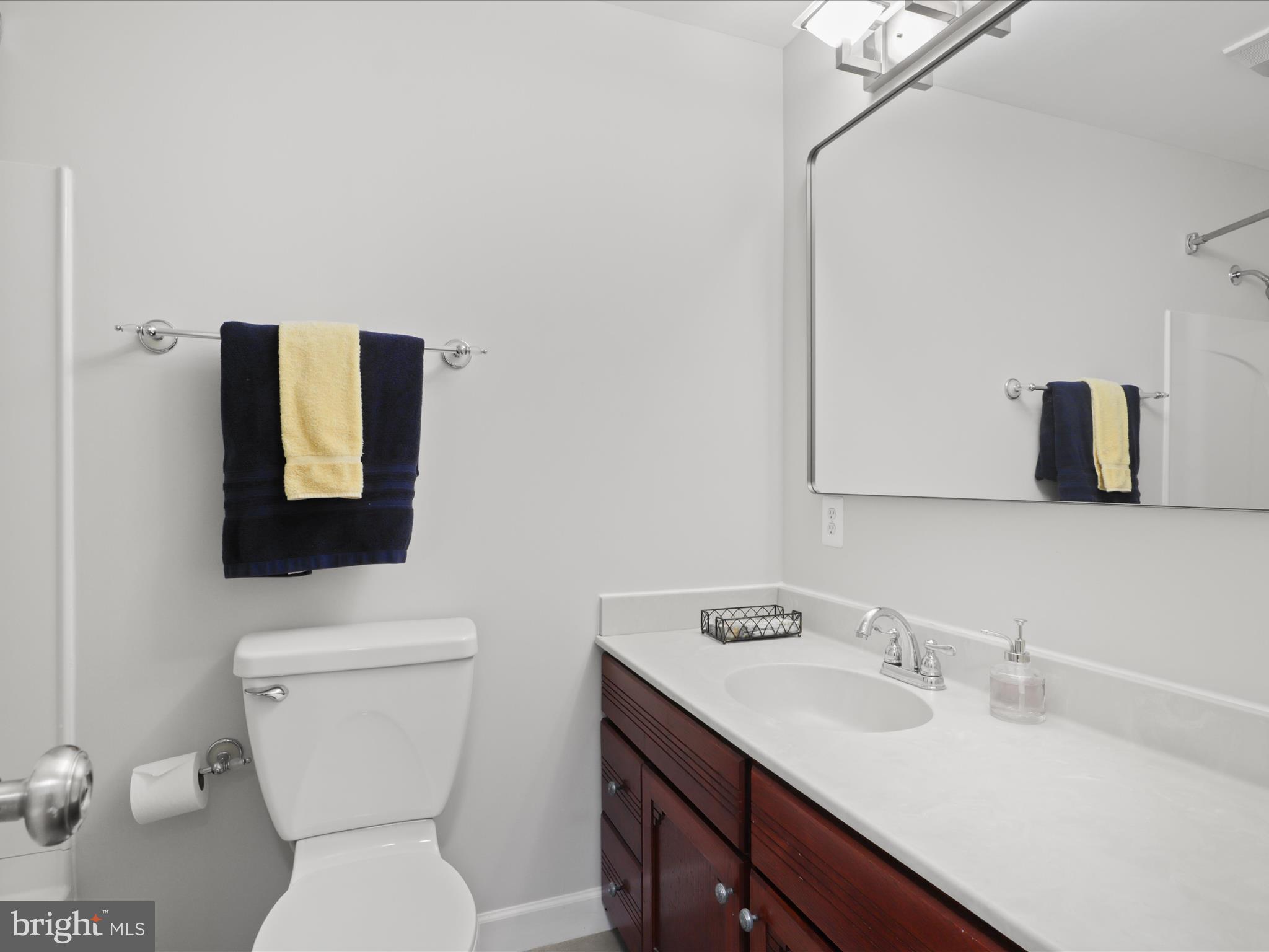 800 Williamsburg Road Sterling, VA 20164 - Photo 26 of 46 a bathroom with a toilet sink and mirror