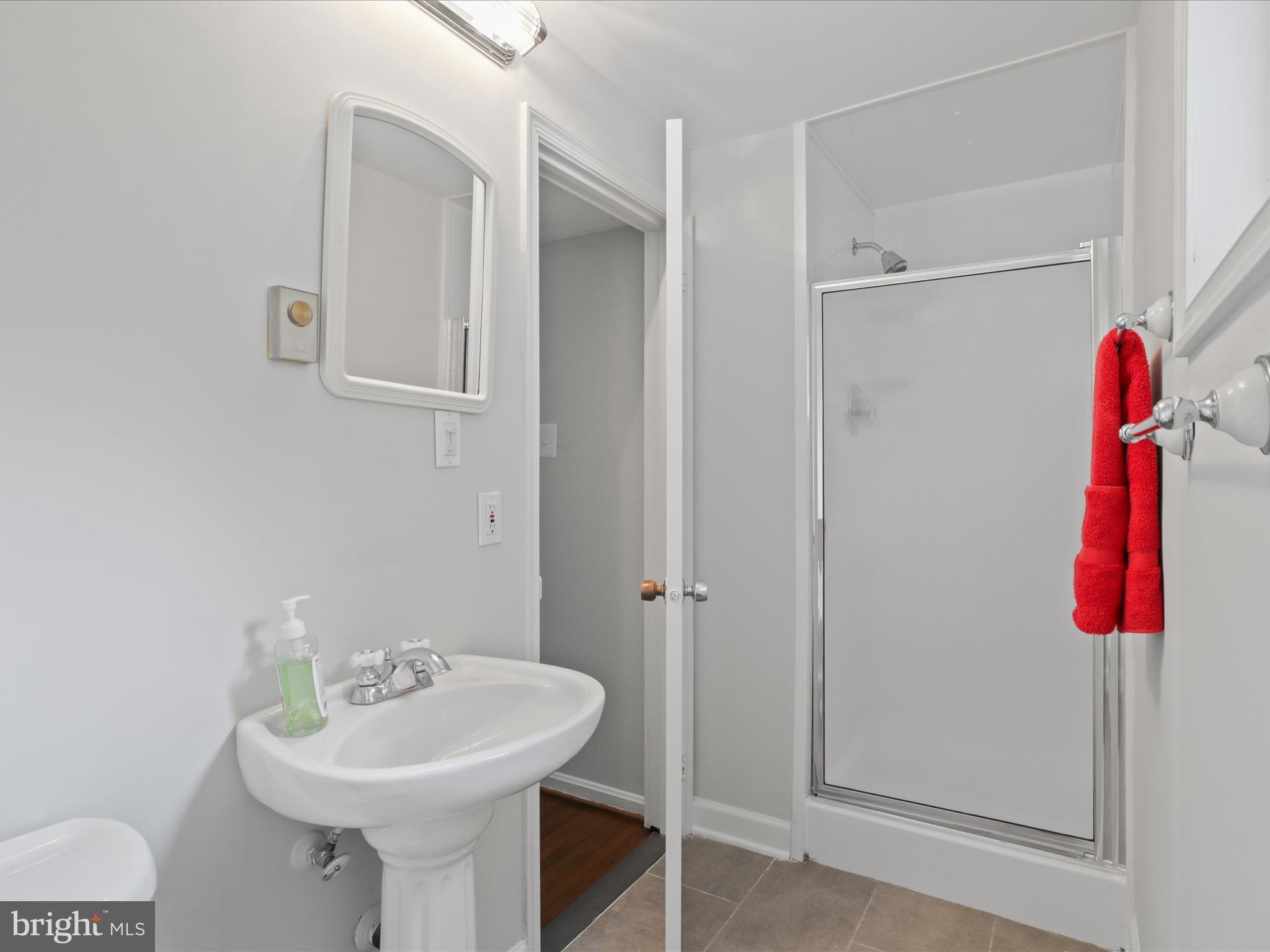 800 Williamsburg Road Sterling, VA 20164 - Photo 31 of 46 a bathroom with a sink toilet and shower