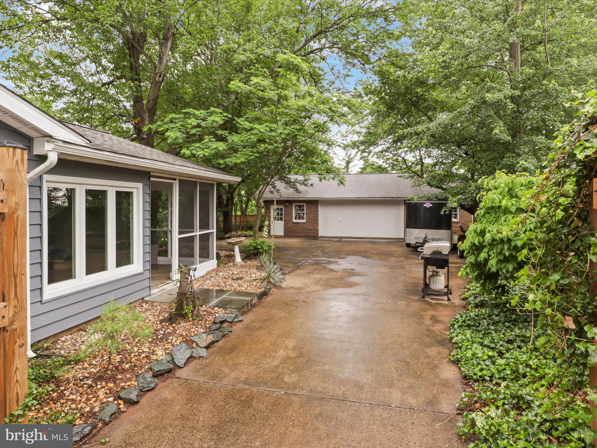 800 Williamsburg Road Sterling, VA 20164 - Photo 33 of 46 a front view of a house with garden