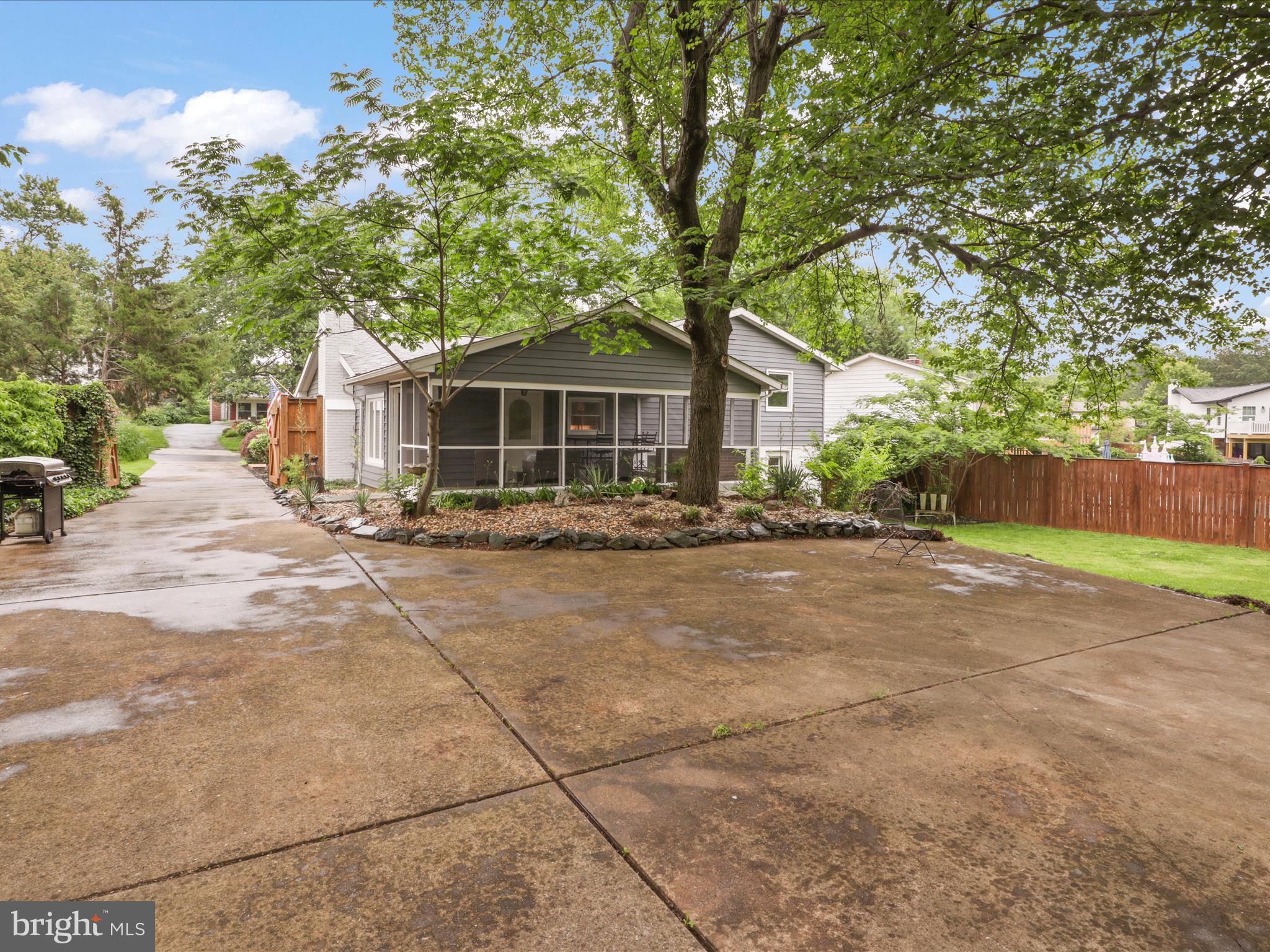 800 Williamsburg Road Sterling, VA 20164 - Photo 34 of 46 a view of a house with a tree in front of it