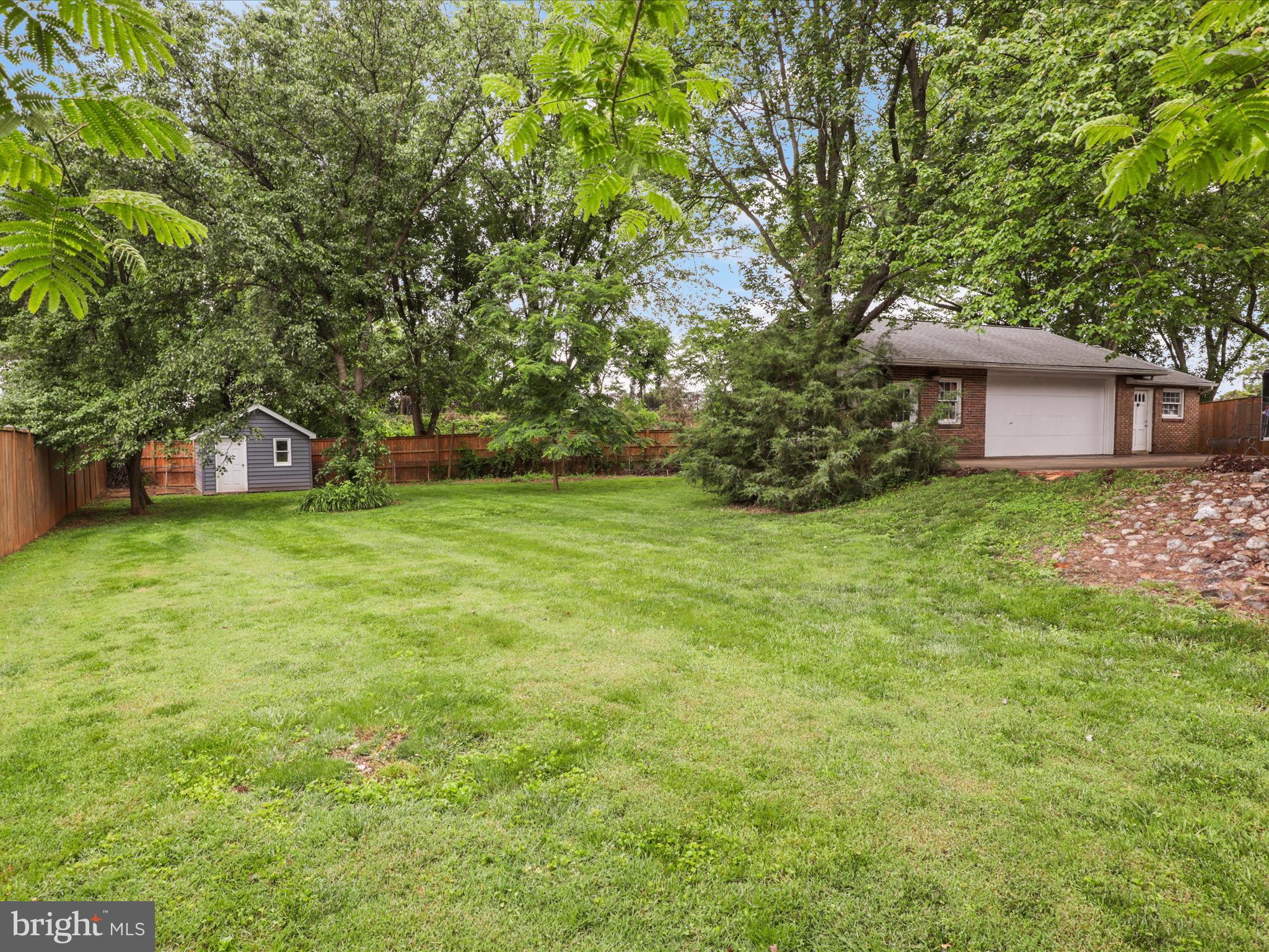 800 Williamsburg Road Sterling, VA 20164 - Photo 36 of 46 a view of a house with backyard and garden