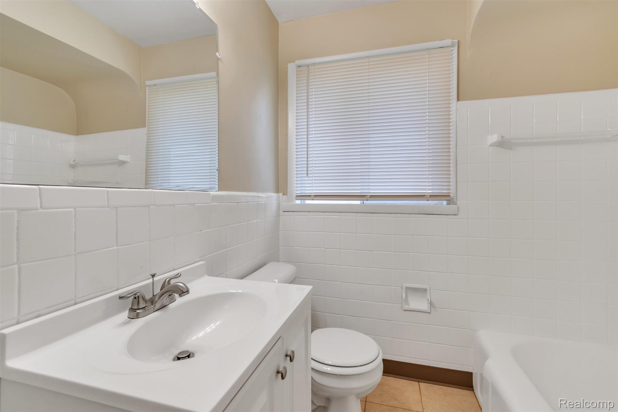 28205 Avondale Street Inkster, MI 48141 - Photo 21 of 26 Bathroom