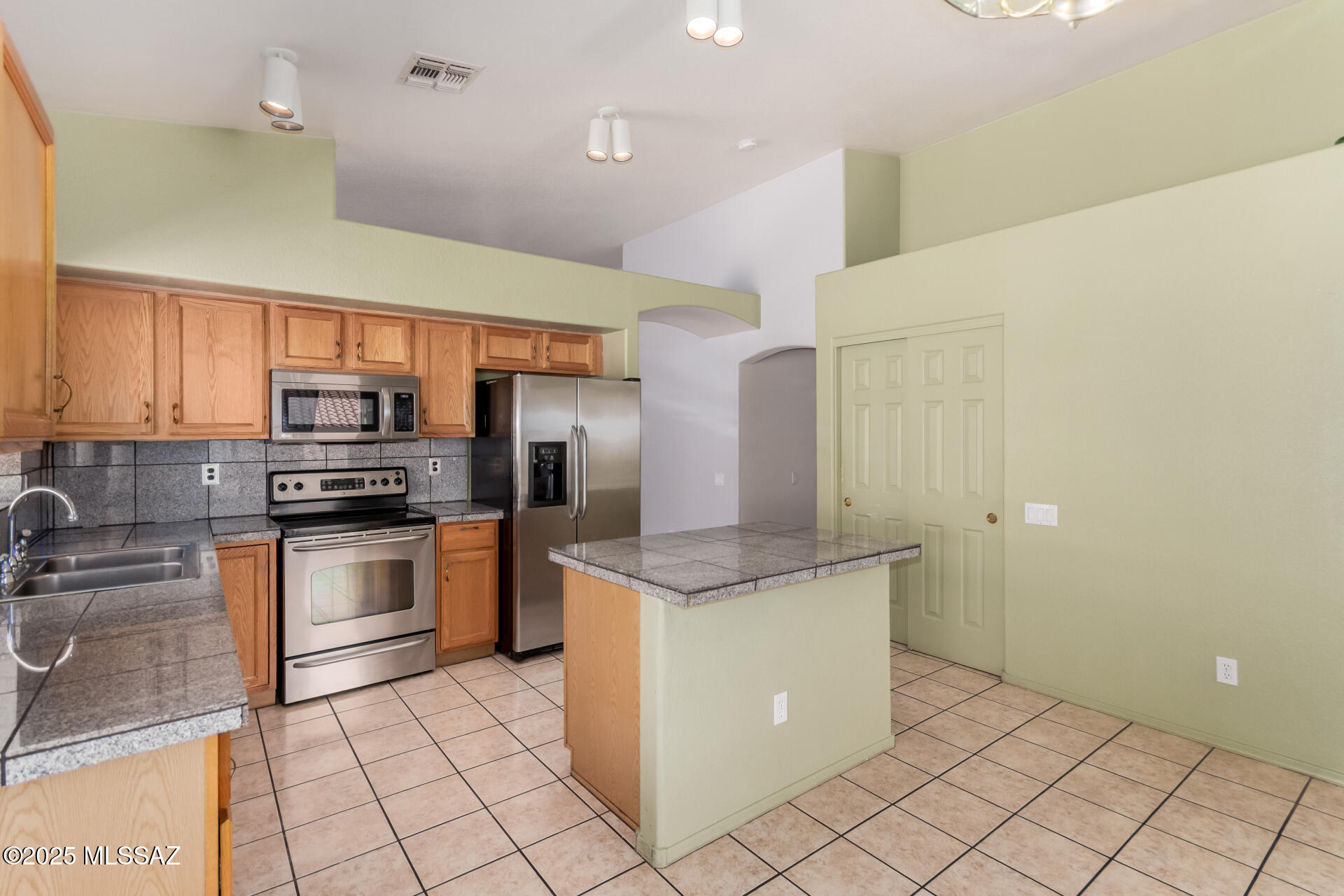 244 South Ridgefield Avenue Tucson, AZ 85748 - Photo 10 of 24 Spacious Kitchen with Ample Prep Space